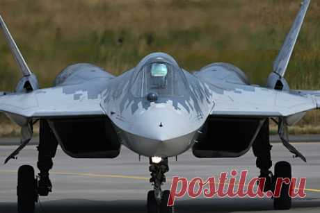 Су-57 получит деталь от беспилотника «Охотник». Заслуженный военный летчик России Владимир Попов предположил, что истребитель пятого поколения Су-57 получит деталь от беспилотника С-70 «Охотник». Самолет могут оснастить плоским соплом, которое получил летный образец С-70. Ранее прошла выкатка летного образца «Охотника».