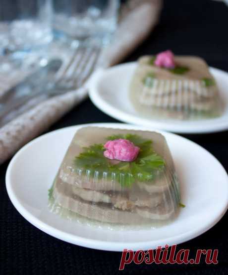 Заливное из говяжьего языка на Вкусном Блоге Меня тут просили дать рецепт заливного из языка. По стечению обстоятельств он есть у меня, и я оперативненько его выкладываю 🙂 Готовить его несложно, но достаточно долго. Поэтому лучше начинать заблаговременно. Вы можете сделать заливное в одной большой посуде и нарезать его на кусочки или поступить как я – залить…