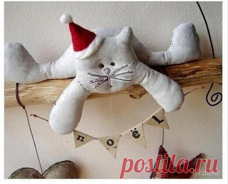 Новогодний котик своими руками + выкройка.

Для изготовления этого новогоднего декора вам потребуется:

- Белоснежная хлопчатобумажная ткань;
- Небольшой кусочек мешковины или другой похожей ткани с грубым переплетением нитей для сердца;
- Небольшой кусочек ткани с принтом в клетку;
- Небольшие кусочки красной и белой ткани для шапочки (для оторочки можно использовать тонкие полоски белого короткого меха);
- Швейные нитки в тон тканям;
- Синтепон или синтепух для набивки;
...