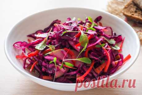 Салат из красной капусты с яблоком и перцем
