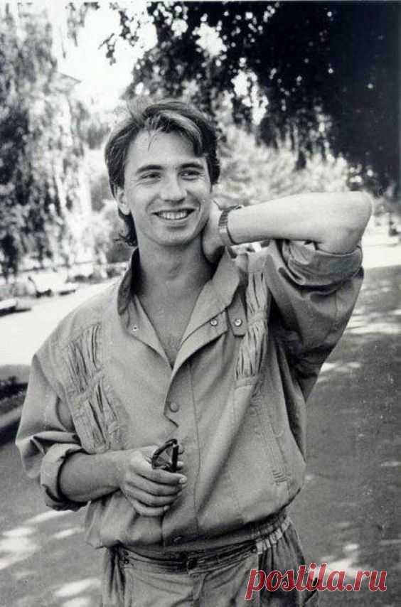 Dmitriy Hvorostovsky in 1987 / Источник:  lichnosti.net   |  Pinterest