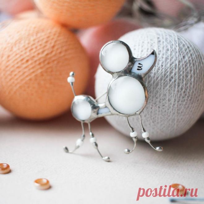 Каталог :: Украшения :: Брошки (с оловом) :: Животные :: Брошка 'Белый пудель' - GLASSNAYA - Мастерская маленьких витражных украшений