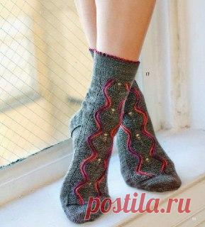 Ручки вяжут и шьют | Вязание и рукоделие Носочки с интересным вертикальным узором.
Сохраняйте описание в копилочки👛
