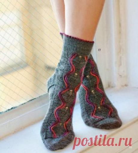 Ручки вяжут и шьют | Вязание и рукоделие Носочки с интересным вертикальным узором.
Сохраняйте описание в копилочки👛