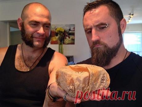 Бутерброд из McDonald's через 20 лет.
Но двое парней из Австралии с помощью нехитрого эксперимента доказали, что пища из McDonald’s не только вредна, но и вообще не годится к употреблению