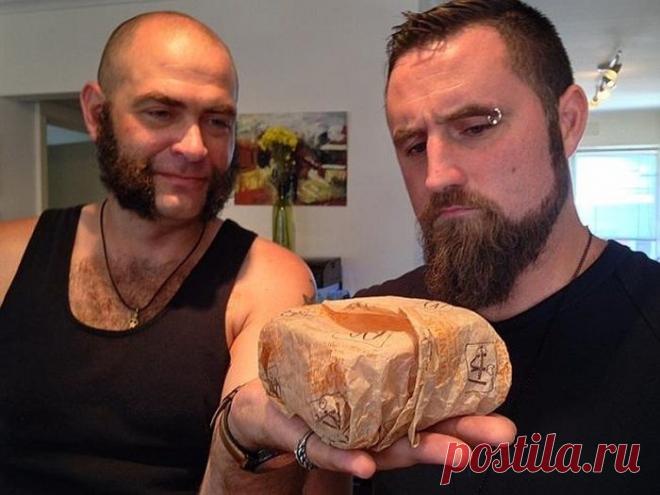 Бутерброд из McDonald's через 20 лет.
Но двое парней из Австралии с помощью нехитрого эксперимента доказали, что пища из McDonald’s не только вредна, но и вообще не годится к употреблению