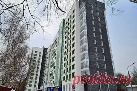 Покупающих жилье в новостройках россиян избавят от переплат по ипотеке. Минфин России хочет отменить двойное подписание закладной по кредиту до и после оформления права собственности на квартиру в новостройке и освободить таким образом россиян от переплат по ипотеке. Ведомство должно разработать соответствующий законопроект и в ноябре внести его в Госдуму.