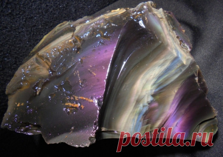 Радужный обсидиан.
Минерал необычайной красоты, обладающий невероятными оттенками и узорами. В соответствии с легендой свое название камень получил, благодаря Обсидию, который привез его в Рим.
#Фирдаус_Батдалова
#имитациякамней #декупаж #шкатулки_из_камней