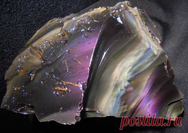 Радужный обсидиан.
Минерал необычайной красоты, обладающий невероятными оттенками и узорами. В соответствии с легендой свое название камень получил, благодаря Обсидию, который привез его в Рим.
#Фирдаус_Батдалова 
#имитациякамней #декупаж #шкатулки_из_камней