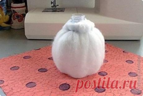 Трындычиха.
Для нашей куклы понадобятся донышко и верхняя часть от бутылки. Соединяем между собой две части и засыпаем туда любую крупу или мелкие камушки. Я использовала горох. Это и есть изюминка нашей куклы. 
Чтобы кукла выглядела попышнее (для этого образа) оборачиваем синтепоном и завязываем ниткой или веревочкой по, так сказать, предполагаемой талии:))
Углы квадратной ткани, нужной величины, закрепляем иголочками в четырех местах, чтобы было удобно, равномерно сделать сборочку для юбочк