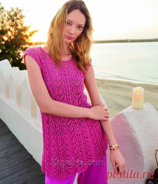 Модель имеет А-силуэт, выгодный для фигуры. Он создается за счет убавок в секциях изнаночных петель. Подробное описание этого приема, а также схему вязания полос ажура вы найдете в инструкции.