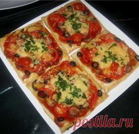 Мини-пиццы из слоёного теста - просто и вкусно!