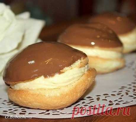 Бисквитное пирожное с кремом ("Буше" по вкусу очень напоминает)

На 6 шт. больших (или 10 не очень, как у меня)
Тесто:
-яйцо -4 шт.
-сахар - 80 гр.
-мука - 100 гр.
-лимонная кислота (или лимонный сок) - 1/3 ч.л.
-ванильный сахар - 0.5 ч.л.
Для крема:
-вода - 35 мл
-сахар - 80-100гр.(я добавляю 80 гр.)
-сгущенное молоко (НЕ вареное)- 2 ст.л.
-сливочное масло - 180 гр. (комнатной температуры, размягченное)
Для сиропа:
-Вода - 30 мл.
-Сахар - 2 ст.л.
-1 ст.л. коньяка или рома...
