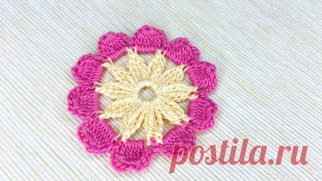 Мастер-класс по вязанию крючком аппликации в виде двухцветного цветочка. | Повязули. Вязание крючком и вязание С2С. | Яндекс Дзен