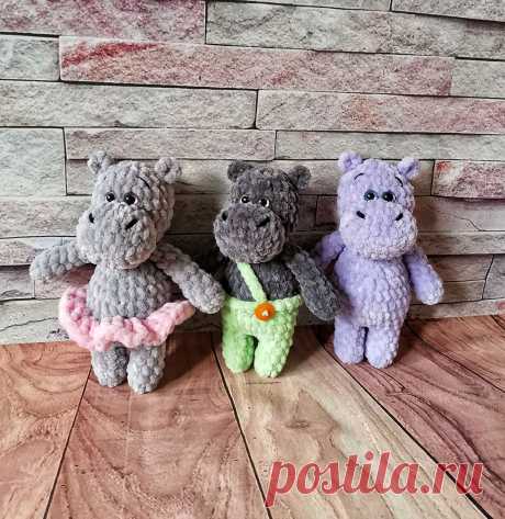 PDF Бегемотик Малыш крючком. FREE crochet pattern; Аmigurumi animal patterns. Амигуруми схемы и описания на русском. Вязаные игрушки и поделки своими руками #amimore - бегемот из плюшевой пряжи, плюшевый бегемотик в юбочке.