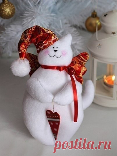 ​Интерьерный новогодний котик Интерьерный новогодний котикИнтерьерный новогодний котик не заменит ёлки, но прекрасно дополнит ее.Готов потягаться с Дедом Морозом или составить ему компанию.