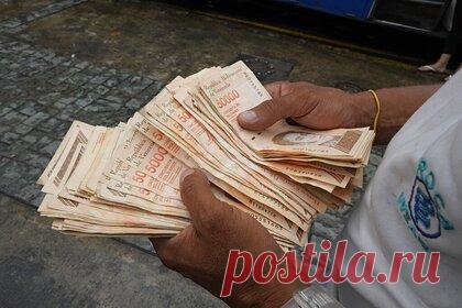 Венесуэла задумала победить безудержный рост цен. Венесуэла провела 1 октября деноминацию боливара, чтобы остановить безудержный рост цен. С национальной валюты «спишут» шесть нулей, и старые купюры номиналом в один миллион боливаров будут обмениться на новые с номиналом один боливар. Ранее банкнотой с самым высоким номиналом был один миллион боливаров.