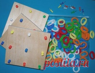 Геометрик — математический планшет + шаблоны
Отличная развивающая игрушка для детей, которую очень просто сделать самостоятельно! 
Математический планшет — это необычный способ познакомить любого малыша с такими пока еще сложными для его восприятия геометрическими понятиями, как симметрия, периметр, площадь, фигура и многими другими. Играя с математическим планшетом, ваш ребенок сможет самостоятельно освоить создание на плоскости различных фигур, которые формируются с помощью резиночек и штырь