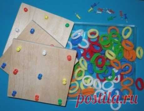 Геометрик — математический планшет + шаблоны
Отличная развивающая игрушка для детей, которую очень просто сделать самостоятельно! 
Математический планшет — это необычный способ познакомить любого малыша с такими пока еще сложными для его восприятия геометрическими понятиями, как симметрия, периметр, площадь, фигура и многими другими. Играя с математическим планшетом, ваш ребенок сможет самостоятельно освоить создание на плоскости различных фигур, которые формируются с помощью резиночек и штырь