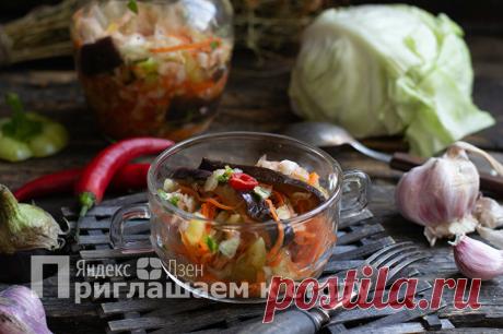 Подглядела у свекрови ее фирменный рецепт закуски из баклажанов - готовится всего за 30 минут  Это не только отличная закуска к мясу или рыбе, но и очень вкусная заправка для салатов.
Ингредиенты: Баклажаны — 1 Штука Помидоры — 2 Штуки Морковь — 1 Штука Болгарский перец — 1 Штука Зелень — 1 Пучок Чеснок — 1-2 Зубчиков Соль — По вкусу Молотый перец — По вкусу Растительное масло — 1-2 Ст. ложек
Приготовление: 1. Вымойте, почистите овощи.
Нарежьте их крупными кубиками и сложите в миску.
2. Добавь…