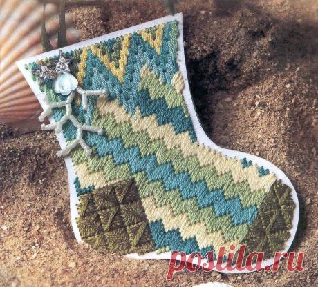 Новогодние схемы для вышивания в технике барджелло с инструкциями: рождественские сапожки, колокольчики и елочные игрушки