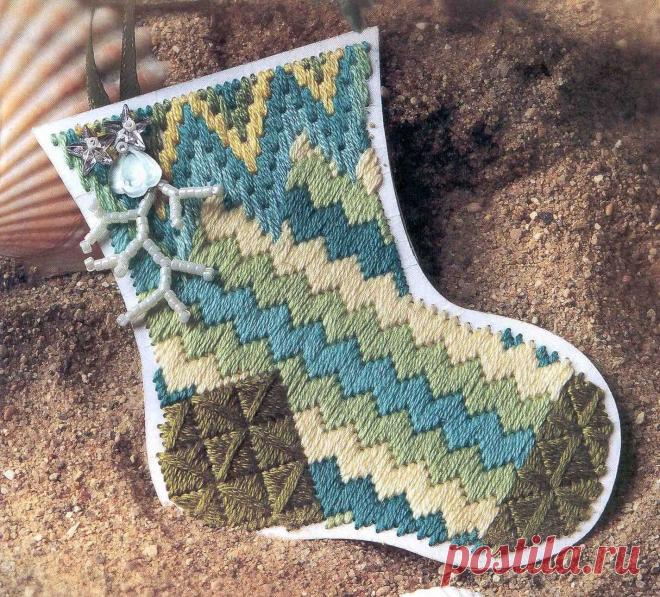 Новогодние схемы для вышивания в технике барджелло с инструкциями: рождественские сапожки, колокольчики и елочные игрушки