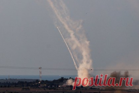 В Израиле раскрыли сбои в безопасности перед атакой ХАМАС. Успех атаки ХАМАС на приграничные с сектором Газа территории Израиля стал возможен из-за крупных ошибок спецслужб Израиля, их чрезмерной уверенности в системах дистанционного наблюдения за границей и укрепленности пограничных блокпостов, а также недостаточного количества разведданных от информаторов.