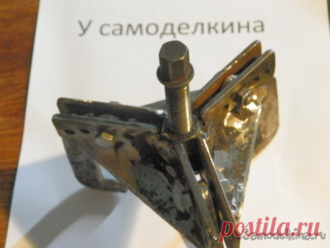 Съемник всего что угодно (генератора мопеда) Добрый день всем самоделкиным в этой статье я расскажу, как сделать полезное в хозяйстве приспособление-съемник подшипников, шкивов и прочих деталей. Это съемник с раздвижными лапками. Эти лапки можно переставлять под разные диаметры. Также возможно сделать лапки различной длины. Вот что