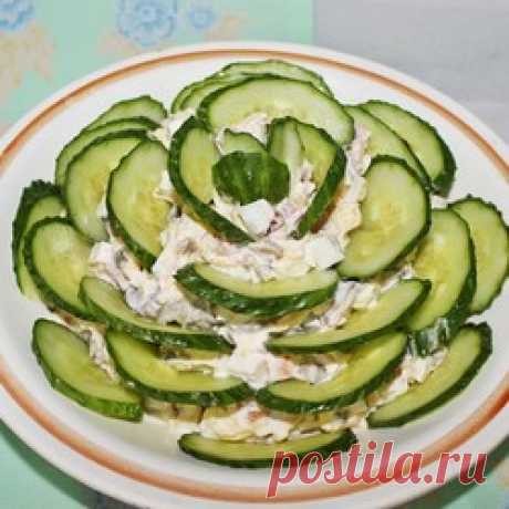 Салат с шампиньонами, огурцом, яйцом, ветчиной и сыром