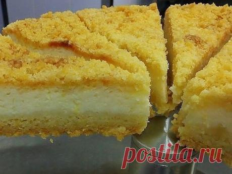 КОРОЛЕВСКАЯ ВАТРУШКА
Простейший из простых. Любой с ним справится.
Ну а по итогу – охи и ахи вам обеспечены, и «пальчики проглотишь» и «да ты богиня кухни».
Главное – пеките с вечера. Пусть он ночь постоит обязательно. И творог схватится, и резаться будет ровненько.

Сначала начинка:
В одну миску высыпаете полкило творога. Добавляете полчашки сахара. Сразу замечу, что у нас в качестве чашки используется плошка объемом 360 мл.

Ей мы и сахар отмеряем и муку. Подберите и себ...