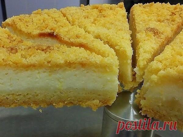 КОРОЛЕВСКАЯ ВАТРУШКА
Простейший из простых. Любой с ним справится.
Ну а по итогу – охи и ахи вам обеспечены, и «пальчики проглотишь» и «да ты богиня кухни».
Главное – пеките с вечера. Пусть он ночь постоит обязательно. И творог схватится, и резаться будет ровненько.

Сначала начинка:
В одну миску высыпаете полкило творога. Добавляете полчашки сахара. Сразу замечу, что у нас в качестве чашки используется плошка объемом 360 мл.

Ей мы и сахар отмеряем и муку. Подберите и себ...