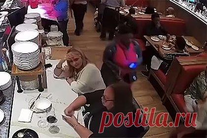 Воровка украла у туристки сумку с деньгами, прошлась по магазинам и попалась. Воровка из США украла у туристки из Пуэрто-Рико сумку с деньгами, прошлась по магазинам и попалась полиции. Когда 60-летняя шеф-повар и писательница Марисоль Эрнандес ужинала с подругой в элитном итальянском ресторане Майами, злоумышленница прошла сзади нее и сняла со спинки стула сумку Gucci.