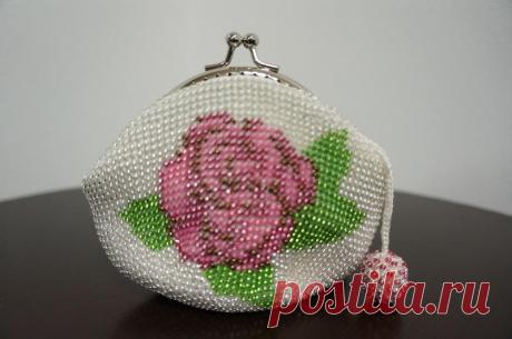 ばらの花を一輪 白のレース糸に、透明シルバーのビーズを背景としてバラの花をあしらいました。ピンクの濃淡のビースを使って立体感を出したつもりですが・・・・・。こちらの作品は、6目で編み始めているのでいつもの作品よりも底面が小さくなっています。横12cm×縦10cm口金は8cmの丸形を使っています。