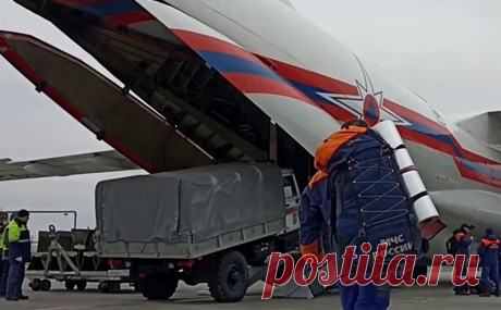 В Оренбургскую область вылетел второй эшелон спасателей. Дополнительный эшелон спасателей вылетел в Оренбургскую область по поручению главы МЧС Александра Куренкова, сообщила пресс-служба ведомства в телеграм-канале.