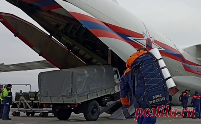 В Оренбургскую область вылетел второй эшелон спасателей. Дополнительный эшелон спасателей вылетел в Оренбургскую область по поручению главы МЧС Александра Куренкова, сообщила пресс-служба ведомства в телеграм-канале.