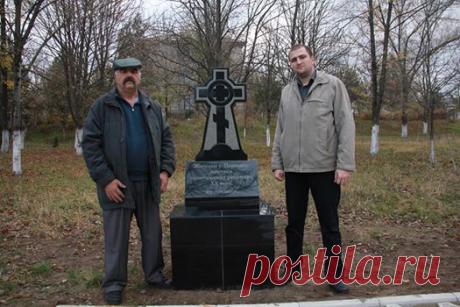 Парканы. Памятник репрессированным жителям села и инициатор-исполнитель его установки Николай Иванович Железков с сыном. 7) Petr Zhekov