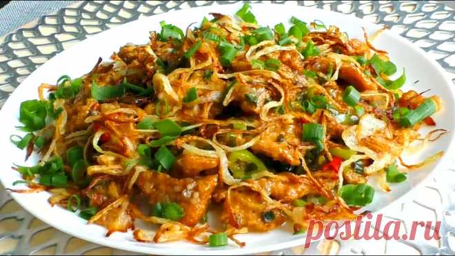 Острая куриная закуска с чесноком по-китайски. Из одного куриного филе можно приготовить целое блюдо очень вкусной закуски. Ингредиенты: • Куриное филе – 700 г; • Мед – 1 ч. л; • Кетчуп – 2 ст. л;• Растительное масло – 3 ст.л; • Лук – 1/2 шт; • Чеснок – 2 зубчика; • Соль; • Перец черный молотый; • Приправа для птицы – 0,5 ч.л. Приготовление: 1. Куриные грудки помойте и порежьте на кусочки примерно по 5 см. 2.