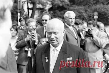 Удар по стране: самые ужасные вещи, которые сделал Хрущев для СССР Руководитель Советского Союза Никита Хрущев вошел в историю, как крайне неоднозначная личность. При Хрущеве СССР стал лидером в освоении космоса. Ему удалось покончить с культом личности Сталина, а также положить конец преследованиям и репрессиям за инакомыслие. При Хрущеве в Союзе активно велось строительства жилья. Многим известна фраза «Хрущевская оттепель», которая обозначает перемены в эпоху правления ...