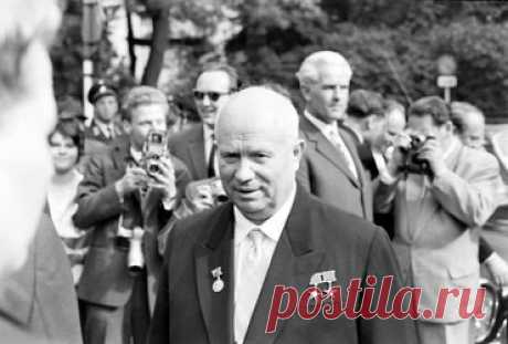 Удар по стране: самые ужасные вещи, которые сделал Хрущев для СССР Руководитель Советского Союза Никита Хрущев вошел в историю, как крайне неоднозначная личность. При Хрущеве СССР стал лидером в освоении космоса. Ему удалось покончить с культом личности Сталина, а также положить конец преследованиям и репрессиям за инакомыслие. При Хрущеве в Союзе активно велось строительства жилья. Многим известна фраза «Хрущевская оттепель», которая обозначает перемены в эпоху правления ...