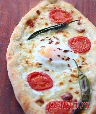 ПИДЕ 

Ингредиенты:

- 400 г муки
- 270 мл воды
- 1 чайная ложка сахара (по желанию)
- 1 чайная ложка соли с горкой
- 10 г дрожжей

Для начинки:

- тертый сыр
- помидоры
- перец чили
- Яйцо

Приготовление:

Первый день:
Смешать муку и соль. Растворить дрожжи и сахар в воде комнатной температуры и всыпать муку с солью. Тщательно перемешать.
Дать подняться тесту в холодильнике в течение 8-10 часов.
Второй день: 
Разогреть духовку до максимальной температуры (250 С).
Тесто вы...