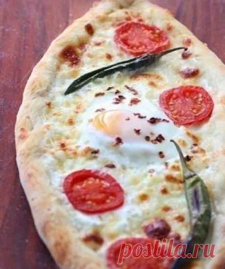 ПИДЕ 

Ингредиенты:

- 400 г муки
- 270 мл воды
- 1 чайная ложка сахара (по желанию)
- 1 чайная ложка соли с горкой
- 10 г дрожжей

Для начинки:

- тертый сыр
- помидоры
- перец чили
- Яйцо

Приготовление:

Первый день:
Смешать муку и соль. Растворить дрожжи и сахар в воде комнатной температуры и всыпать муку с солью. Тщательно перемешать.
Дать подняться тесту в холодильнике в течение 8-10 часов.
Второй день: 
Разогреть духовку до максимальной температуры (250 С).
Тесто вы...