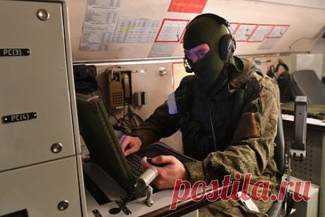 Российские военные поразили командно-диспетчерский пункт ВСУ. Российские военные обстреляли аэродром Канатово в Кировоградской области. Об этом в субботу, 28 октября, сообщает официальный представитель Минобороны генерал-лейтенант Игорь Конашенков. По его данным, войска ударили по командно-диспетчерскому пункту Воздушных сил Украины. О потерях противника не сообщается.