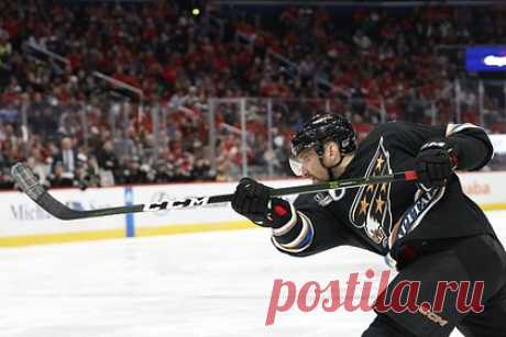 Овечкин забросил 806-ю шайбу и сократил отставание от Гретцки до 88 голов. Российский нападающий «Вашингтон Кэпиталс» Александр Овечкин забросил три шайбы в матче регулярного чемпионата НХЛ против «Монреаль Канадиенс». Россиянин оформил 30-й хет-трик в своей карьере. После этого матча на счету Овечкина 806 голов в НХЛ. Он сократил до 89 голов отставание от канадца Уэйна Гретцки.