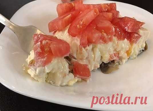 Салат «ЛЮБИМЫЙ МУЖ». 

Салат «Любимый муж» с копченой грудкой исчезает со стола первым. Готовить его легко, а результат — просто бомба! 

Поверь, он на столе не задержится! 

Ингредиенты: 

300 гр копченой куриной грудки 

300 гр шампиньонов 

4 яйца 

100 гр лука 

2 плавленых сырка 

120 гр помидоров 

100 гр майонеза 

2 зубчика чеснока 

Приготовление. 

Нарежь шампиньоны тонкими ломтиками. Выложи их на раскаленную сковороду и обжаривай 10 минут без масла. 

Грибы снач...