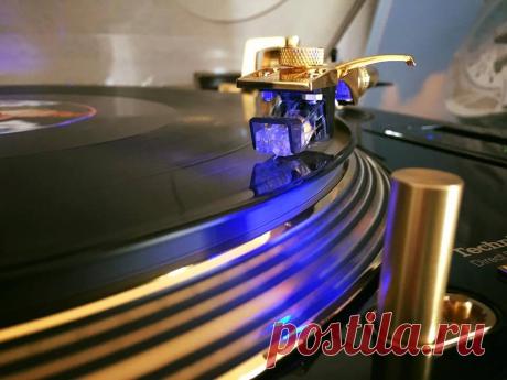 Technics SL-1200 GLD turntable and Comet vacuum tube integrated amp