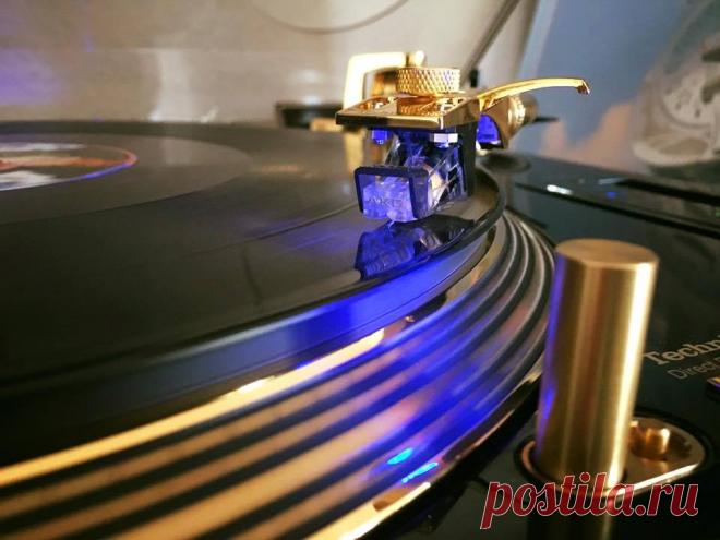 Technics SL-1200 GLD turntable and Comet vacuum tube integrated amp