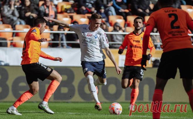 «Крылья Советов» благодаря удалению и пенальти обыграли «Урал». Встреча 23-го тура РПЛ завершилась со счетом 2:1. «Урал» с 61-й минуты играл в меньшинстве после удаления защитника Итало. Амар Рахманович забил победный гол с пенальти на 79-й минуте