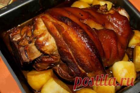 Как приготовить самую сочную и самую вкусную свиную рульку
Пальчики оближешь!
Ингредиенты:
1,5-2 кг свиная рулькатемное пивоголовка репчатого лука2 морковиголовка чеснока,3 шт. лаврового листа,немного гвоздики,черный и душистый перец горошком,стол…