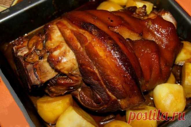 Как приготовить самую сочную и самую вкусную свиную рульку 


Пальчики оближешь!









Ингредиенты:
1,5-2 кг свиная рулькатемное пивоголовка репчатого лука2 морковиголовка чеснока,3 шт. лаврового листа,немного гвоздики,черный и душистый перец горошком,стол…