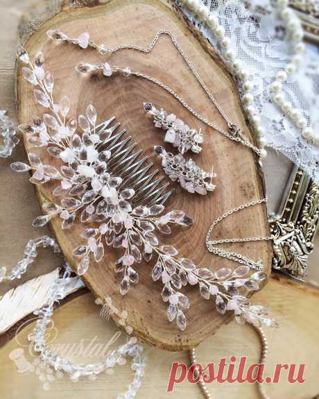 Третий за эту неделю комплект с розовым кварцем 😍❤️😌 Ну а как иначе? Посмотрите, какую нежность он придаёт украшениям ☺️❤️ А пока наша красавица Света любуется своим приобретением, побегу заказывать кварц 😱🙈🏃
.....................
Комплект (гребень, серьги, сотуар) выполнен на заказ ‼️
.....................
Стоимость подобного 4200 руб 💰 
#украшениевприческу #украшенияручнойработы #украшениядляволос #украшениеневесты #украшениедляневесты #розовыйкварц #crystal #weddi...